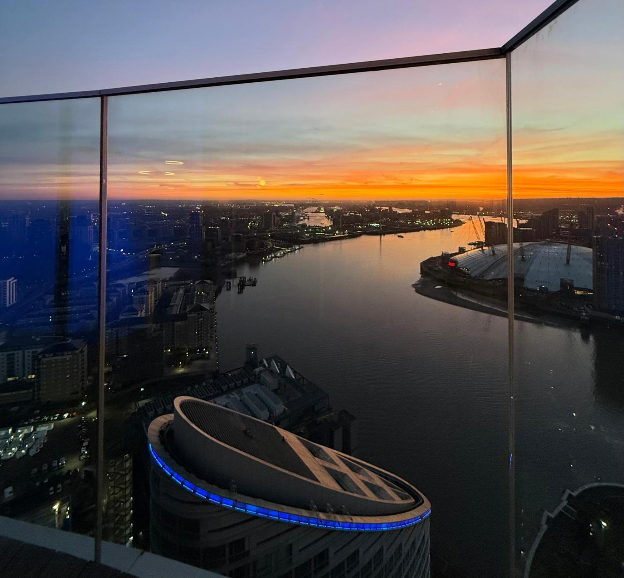 Luxury Modern 2 Bed Flat With Balcony And City View - Canary Wharf City Center ロンドン エクステリア 写真